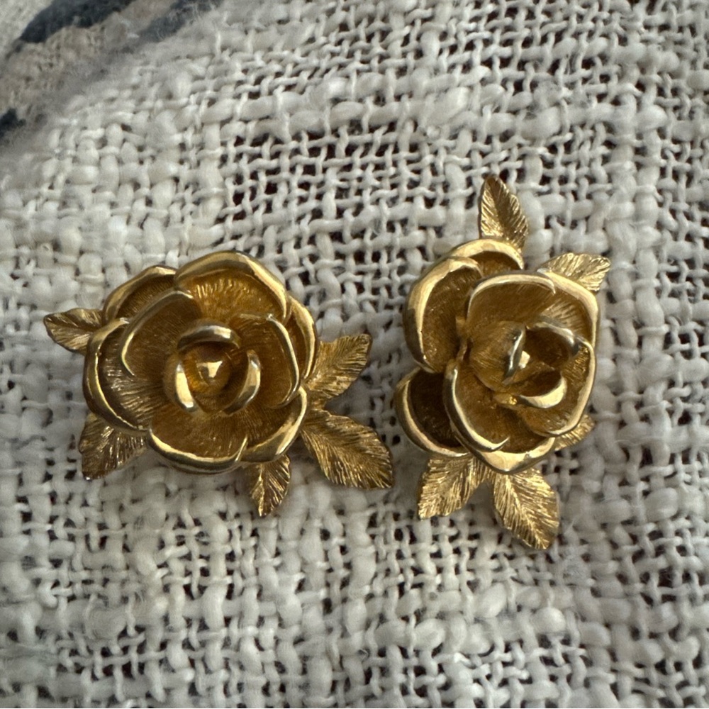 Vintage Sarah Coventry Gold Rose Clip On Earrings